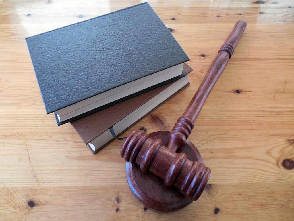 Czym różni się zawód adwokata od radcy prawnego?